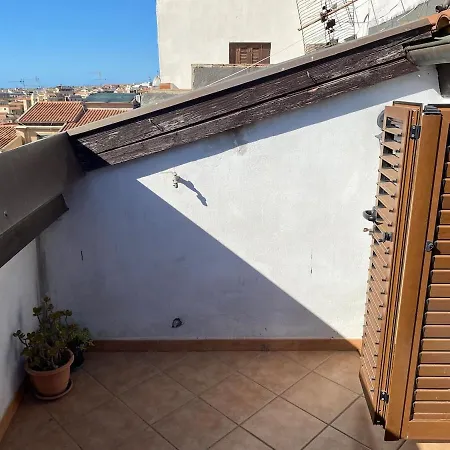 아파트 La Mansarda Del Corso 사사리